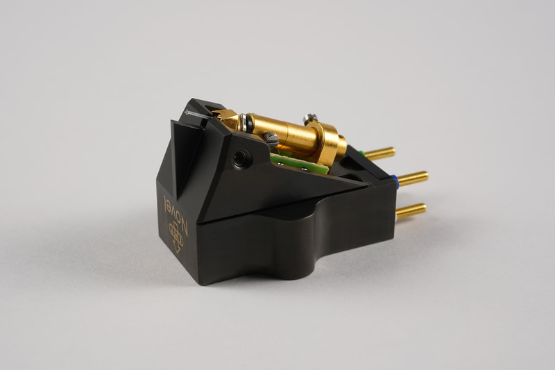 EMT JSD Novel — modern broadcast-derived moving-coil cartridge, four-pin connector and EMT housing geometry preserved from the broadcast lineage.